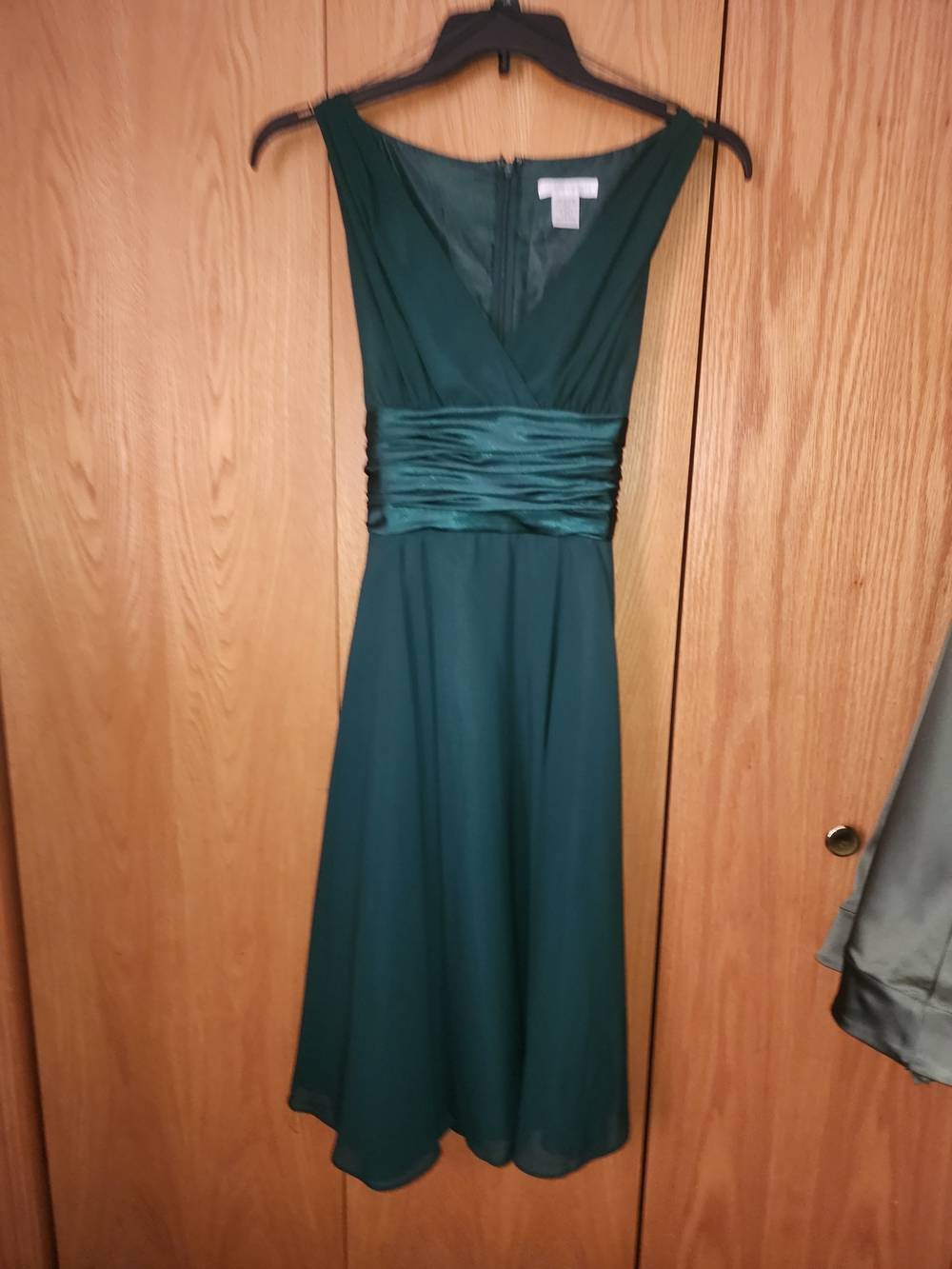 London Times Emerald Green V-Neck Midi Dress with Ruched Satin Waist $45 EUC